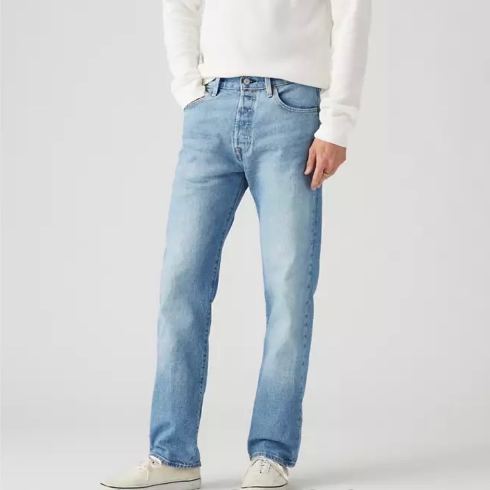 Men's 501 Levi light wash Jean 32x32 button fly